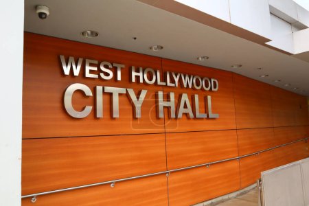 Téléchargez les photos : West Hollywood, Californie, États-Unis - 30 mai 2023 : Hôtel de Ville de West Hollywood sur le boulevard Santa Monica - en image libre de droit