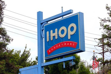 Téléchargez les photos : West Hollywood, Californie, États-Unis - 30 mai 2023 : Restaurant IHOP (International House of Pancakes). IHOP offre une variété de petit déjeuner, déjeuner et dîner - en image libre de droit