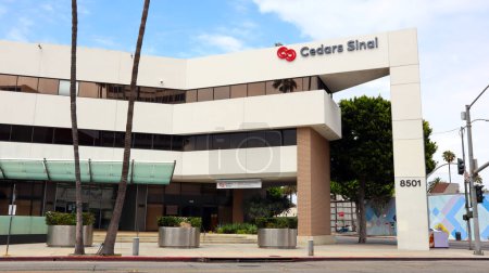 Foto de Los Ángeles, California, EE.UU. - 30 de mayo de 2023: Centro Médico Cedars-Sinai en Wilshire Blvd y La Cinega Blvd - Imagen libre de derechos