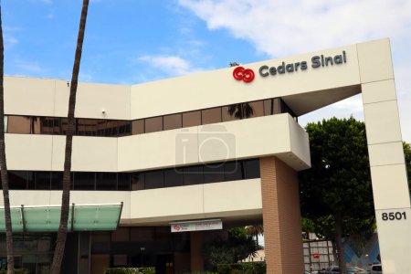 Téléchargez les photos : Los Angeles, Californie, États-Unis - 30 mai 2023 : Cedars-Sinai Medical Center on Wilshire Blvd et La Cinega Blvd - en image libre de droit