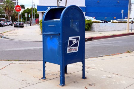 Foto de Los Ángeles, California, EE.UU. - 30 de mayo de 2023: USPS United States Postal Service, Mail Collection Box - Imagen libre de derechos