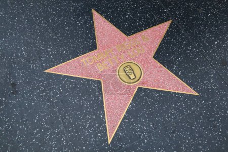 Téléchargez les photos : USA, CALIFORNIA, HOLLYWOOD - 20 mai 2019 : Tommy Riggs et Betty Lou jouent sur le Hollywood Walk of Fame à Hollywood, Californie - en image libre de droit