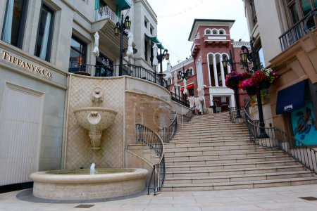 Foto de Beverly Hills, California, Estados Unidos - 1 de junio de 2023: Rodeo Drive Steps and Fountain - Imagen libre de derechos