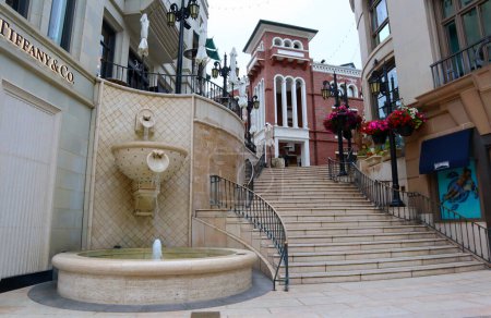 Foto de Beverly Hills, California, Estados Unidos - 1 de junio de 2023: Rodeo Drive Steps and Fountain - Imagen libre de derechos