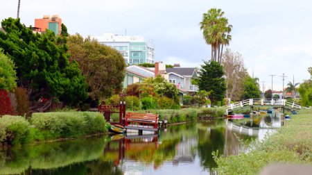 Foto de Los Ángeles, California, Estados Unidos - 1 de junio de 2023: VENICE CANALS, The Historic District of Venice Beach, City of Los Angeles, California - Imagen libre de derechos
