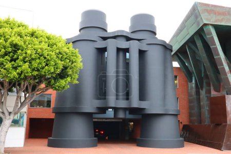 Téléchargez les photos : Venise (Los Angeles), Californie, États-Unis - 1 juin 2023 : Art public GIANT BINOCULARS par Frank Gehry au 340 Main Street - en image libre de droit