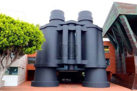 Téléchargez les photos : Venise (Los Angeles), Californie, États-Unis - 1 juin 2023 : Art public GIANT BINOCULARS par Frank Gehry au 340 Main Street - en image libre de droit