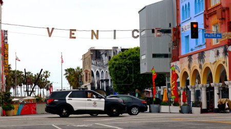 Foto de Venice Beach (Los Ángeles), California, Estados Unidos - 1 de junio de 2023: VENECIA Firma en la intersección de Windward Ave y Pacific Ave - Imagen libre de derechos