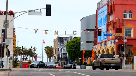 Foto de Venice Beach (Los Ángeles), California, Estados Unidos - 1 de junio de 2023: VENECIA Firma en la intersección de Windward Ave y Pacific Ave - Imagen libre de derechos