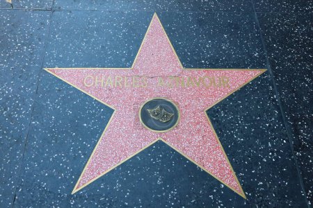 Téléchargez les photos : USA, CALIFORNIA, HOLLYWOOD - 29 mai 2023 : Charles Aznavour star sur le Hollywood Walk of Fame à Hollywood, Californie - en image libre de droit