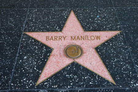 Téléchargez les photos : USA, CALIFORNIA, HOLLYWOOD - Mai 29, 2023 : Barry Manilow star on the Hollywood Walk of Fame in Hollywood, California - en image libre de droit