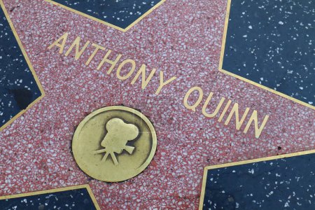 Foto de Hollywood (Los Ángeles), California Mayo 29, 2023: Estrella de Anthony Quinn en el Paseo de la Fama de Hollywood, Hollywood Boulevard - Imagen libre de derechos
