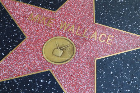 Téléchargez les photos : Hollywood (Los Angeles), Californie 29 mai 2023 : Étoile de Mike Wallace sur Hollywood Walk of Fame, Hollywood Boulevard - en image libre de droit