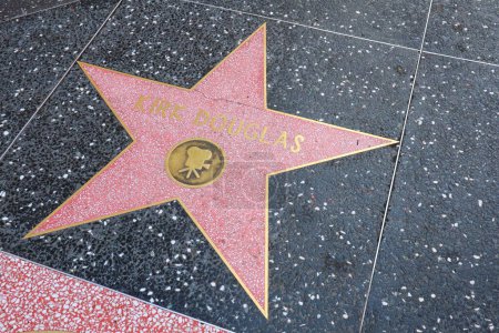 Foto de Hollywood (Los Ángeles), California Mayo 29, 2023: Estrella de Kirk Douglas en Hollywood Walk of Fame, Hollywood Boulevard - Imagen libre de derechos