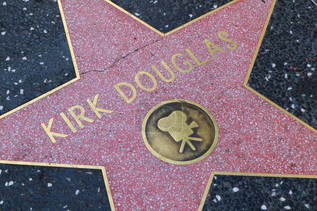 Téléchargez les photos : Hollywood (Los Angeles), Californie 29 mai 2023 : Étoile de Kirk Douglas sur Hollywood Walk of Fame, Hollywood Boulevard - en image libre de droit