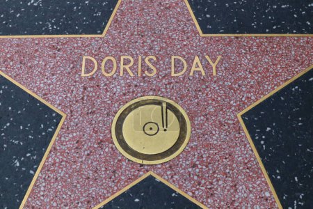 Foto de Hollywood (Los Ángeles), California Mayo 29, 2023: Día de la Estrella de Doris en Hollywood Walk of Fame, Hollywood Boulevard - Imagen libre de derechos