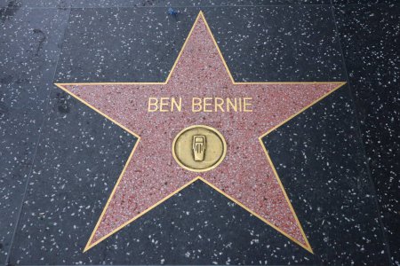 Foto de Hollywood (Los Ángeles), California Mayo 29, 2023: Estrella de Ben Bernie en Hollywood Walk of Fame, Hollywood Boulevard - Imagen libre de derechos