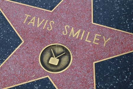 Foto de Hollywood (Los Ángeles), California Mayo 29, 2023: Star of Tavis Smiley en Hollywood Walk of Fame, Hollywood Boulevard - Imagen libre de derechos
