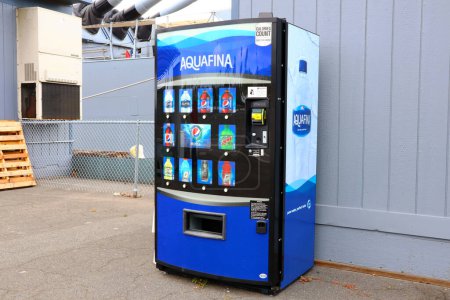 Foto de Los Ángeles, California 2 de junio de 2023: Máquina expendedora de agua purificada Aquafina - Imagen libre de derechos