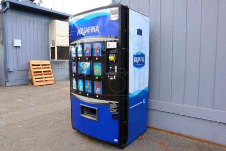 Téléchargez les photos : Los Angeles, Californie 2 juin 2023 : Distributeur automatique d'eau purifiée Aquafina - en image libre de droit