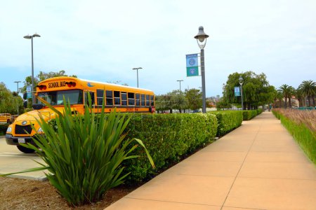 Foto de Los Ángeles, California 2 de junio de 2023: Autobús escolar de Zum Services, Inc. - Imagen libre de derechos