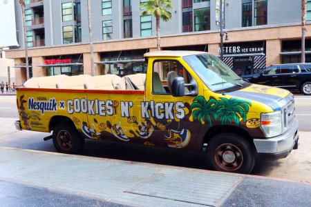 Foto de Hollywood (Los Ángeles), California 23 de junio de 2023: Todo alrededor Hollywood Tour Van con anuncios de Nesquik Nestl x Cookies N 'Kicks - Imagen libre de derechos