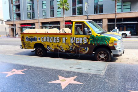 Téléchargez les photos : Hollywood (Los Angeles), Californie 23 Juin 2023 : All Around Hollywood Tour Van avec des annonces de Nesquik Nestl x Cookies N 'Kicks - en image libre de droit