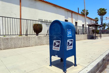 Foto de MAYWOOD (Los Angeles County), California 3 de junio de 2023: USPS United States Postal Service, Mail Collection Box - Imagen libre de derechos