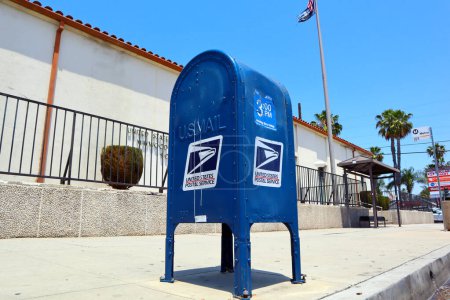 Foto de MAYWOOD (Los Angeles County), California 3 de junio de 2023: USPS United States Postal Service, Mail Collection Box - Imagen libre de derechos