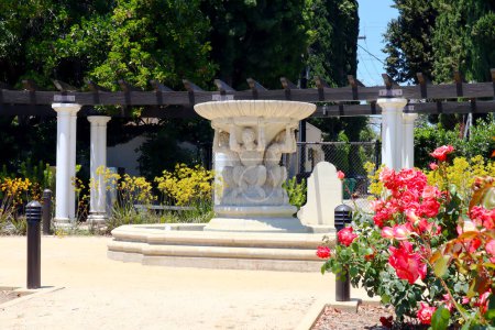 Foto de BEVERLY HILLS, California 2 de julio de 2023: Beverly Hills Rose Garden en Beverly Gardens Park a lo largo de Santa Monica Boulevard - Imagen libre de derechos