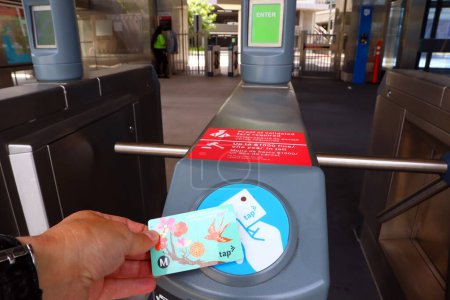 Téléchargez les photos : Los Angeles, Californie 16 Juin 2023 : Los Angeles Metro Rail Ticket Machine avec carte TAP à la station de métro LA - en image libre de droit