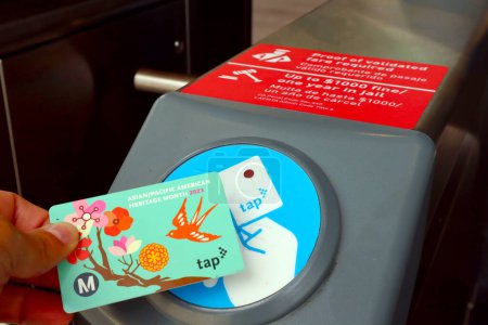 Téléchargez les photos : Los Angeles, Californie 16 Juin 2023 : Los Angeles Metro Rail Ticket Machine avec carte TAP à la station de métro LA - en image libre de droit