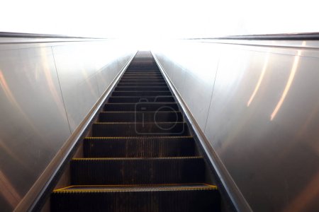 Foto de Escalera moderna escalera eléctrica de metro, centro comercial, interior interior y edificio de la instalación - Imagen libre de derechos