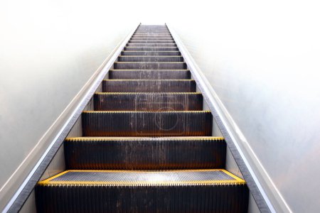 Téléchargez les photos : Escalator électrique moderne d'escalier du métro, du centre commercial, de l'intérieur intérieur et du bâtiment d'installation - en image libre de droit