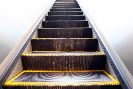 Foto de Escalera moderna escalera eléctrica de metro, centro comercial, interior interior y edificio de la instalación - Imagen libre de derechos