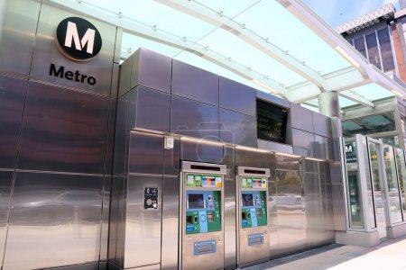 Téléchargez les photos : Los Angeles, Californie 16 Juin 2023 : Machine à billets de métro Los Angeles à la station de métro LA - en image libre de droit