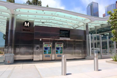 Téléchargez les photos : Los Angeles, Californie 16 Juin 2023 : Machine à billets de métro Los Angeles à la station de métro LA - en image libre de droit