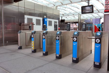 Foto de Los Ángeles, California 16 de junio de 2023: vista de la estación de metro de Los Ángeles con torniquetes, Transit Access Pass - Imagen libre de derechos