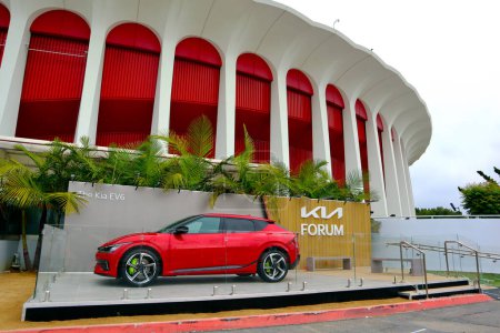 Téléchargez les photos : Inglewood (Los Angeles), Californie 10 Juin 2023 : KIA FORUM (Le Forum), une arène intérieure polyvalente avec exposition de la voiture électrique KIA EV6 - en image libre de droit