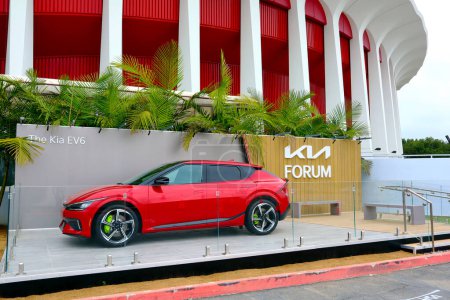 Foto de Inglewood (Los Ángeles), California 10 de junio de 2023: KIA FORUM (El Foro), un Arena interior polivalente con exposición del KIA EV6 Electric Car - Imagen libre de derechos
