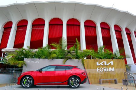 Téléchargez les photos : Inglewood (Los Angeles), Californie 10 Juin 2023 : KIA FORUM (Le Forum), une arène intérieure polyvalente avec exposition de la voiture électrique KIA EV6 - en image libre de droit