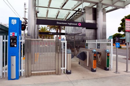 Téléchargez les photos : Inglewood (comté de Los Angeles), Californie 10 juin 2023 : Inglewood Metro Rail K Line Station inaugurée le 7 octobre 2022 - LA Metro, the Public Transport of Los Angeles County - en image libre de droit