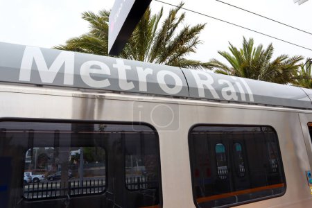Foto de Los Ángeles, California 10 de junio de 2023: vista del Metro Rail Train, el transporte público del condado de Los Ángeles - Imagen libre de derechos