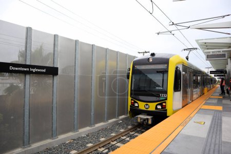Foto de Los Ángeles, California 10 de junio de 2023: vista del Metro Rail Train, el transporte público del condado de Los Ángeles - Imagen libre de derechos