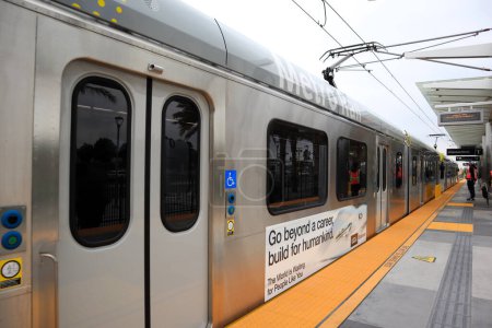 Téléchargez les photos : Los Angeles, Californie 10 juin 2023 : vue sur le Metro Rail Train, les transports publics du comté de Los Angeles - en image libre de droit