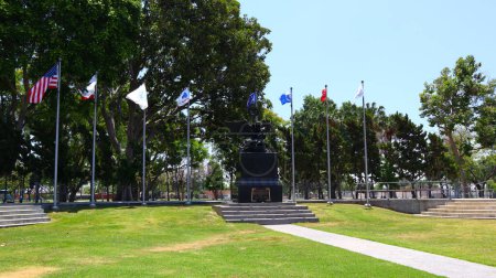 Foto de BELL GARDENS (Condado de Los Ángeles), California 27 de junio de 2023: Memorial de Veteranos Hispanos Americanos en Bell Gardens Veterans Park - Imagen libre de derechos