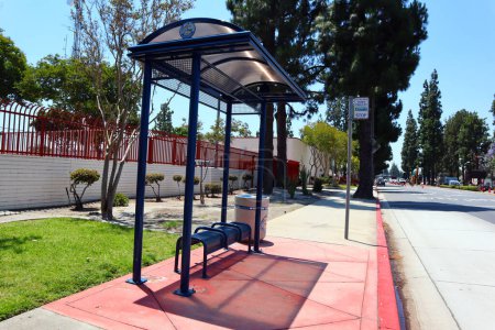 Téléchargez les photos : BELL GARDENS (Comté de Los Angeles), Californie 27 juin 2023 : City of BELL GARDENS Arrêt de tramway - en image libre de droit