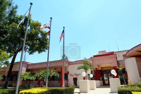 Foto de BELL GARDENS (Los Angeles County), California 27 de junio de 2023: BELL GARDENS City Hall at 7100 Garfield Ave, Bell Gardens - Imagen libre de derechos