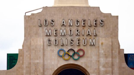 Foto de Los Ángeles, California 7 de junio de 2023: Los Angeles Memorial Coliseum se encuentra en el Exposition Park - Imagen libre de derechos