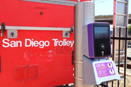Téléchargez les photos : SAN DIEGO, Californie - 30 juin 2023 : San Diego MTS Metropolitan Transit System, Pronto Transit Tap - en image libre de droit